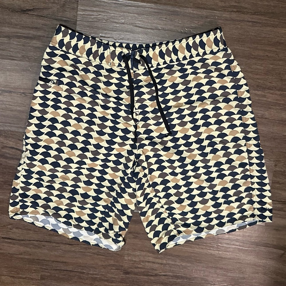 Patagonia Men’s Wavefarer Boardshorts in Multicolor. Size 35